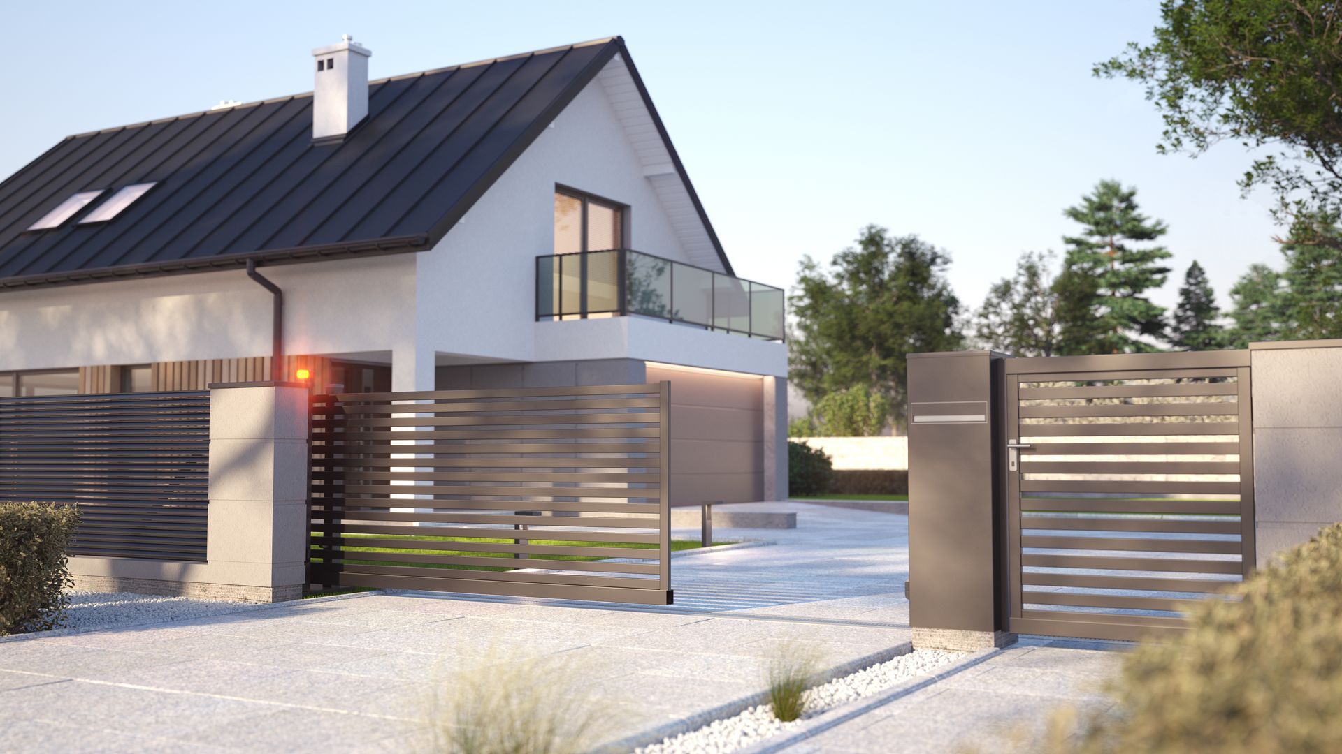 Maison moderne au toit sombre et au portail en bois à claire-voie dans une cour enneigée au crépuscule.