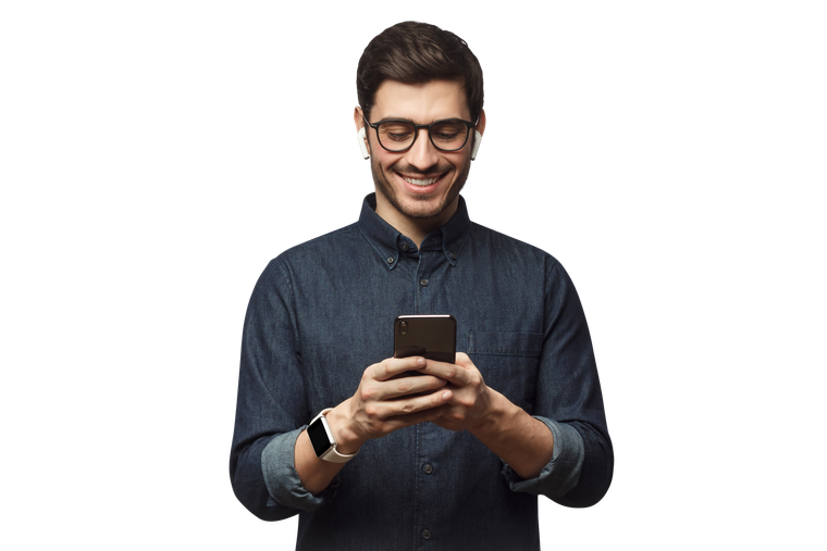 Personne souriante en chemise utilisant un smartphone.