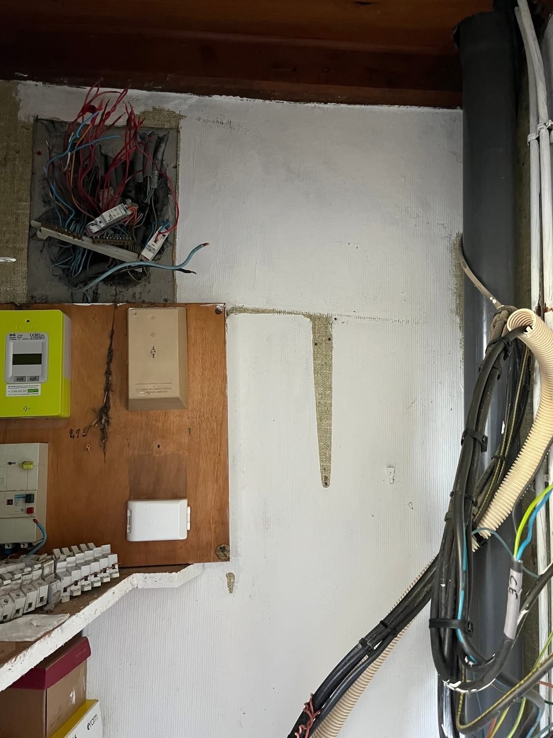 Tableau électrique et câblage sur un mur dans une buanderie.