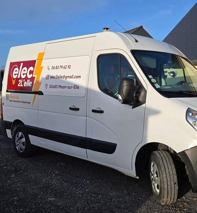 Une camionnette de service électrique est garée à l'extérieur, avec le logo elect sur le côté.