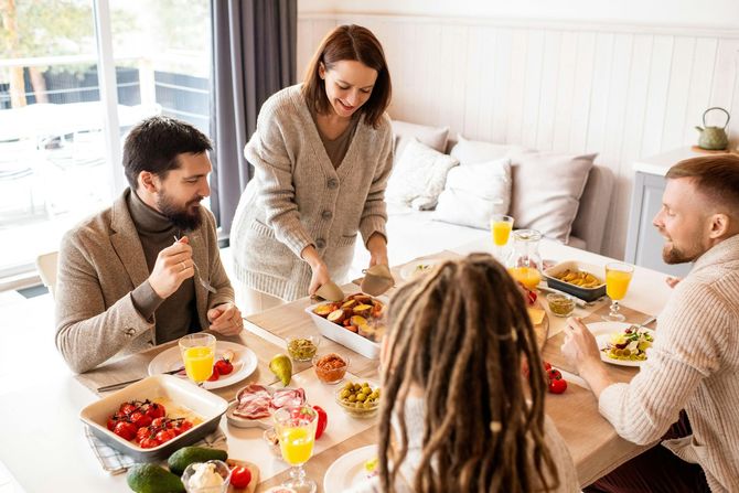 Freunde kochen und essen zusammen in einer Ferienwohnung in Warnemünde