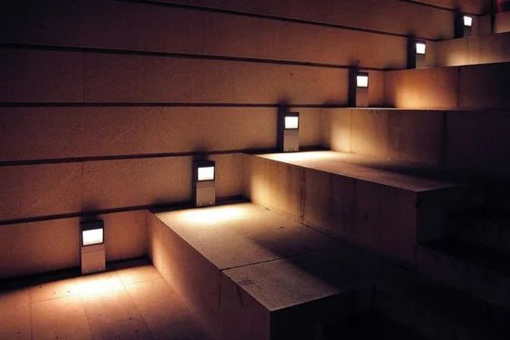 Une rangée d'escaliers éclairés la nuit