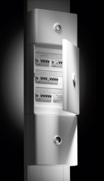 Une photo en noir et blanc d'un coffret électrique avec la porte ouverte