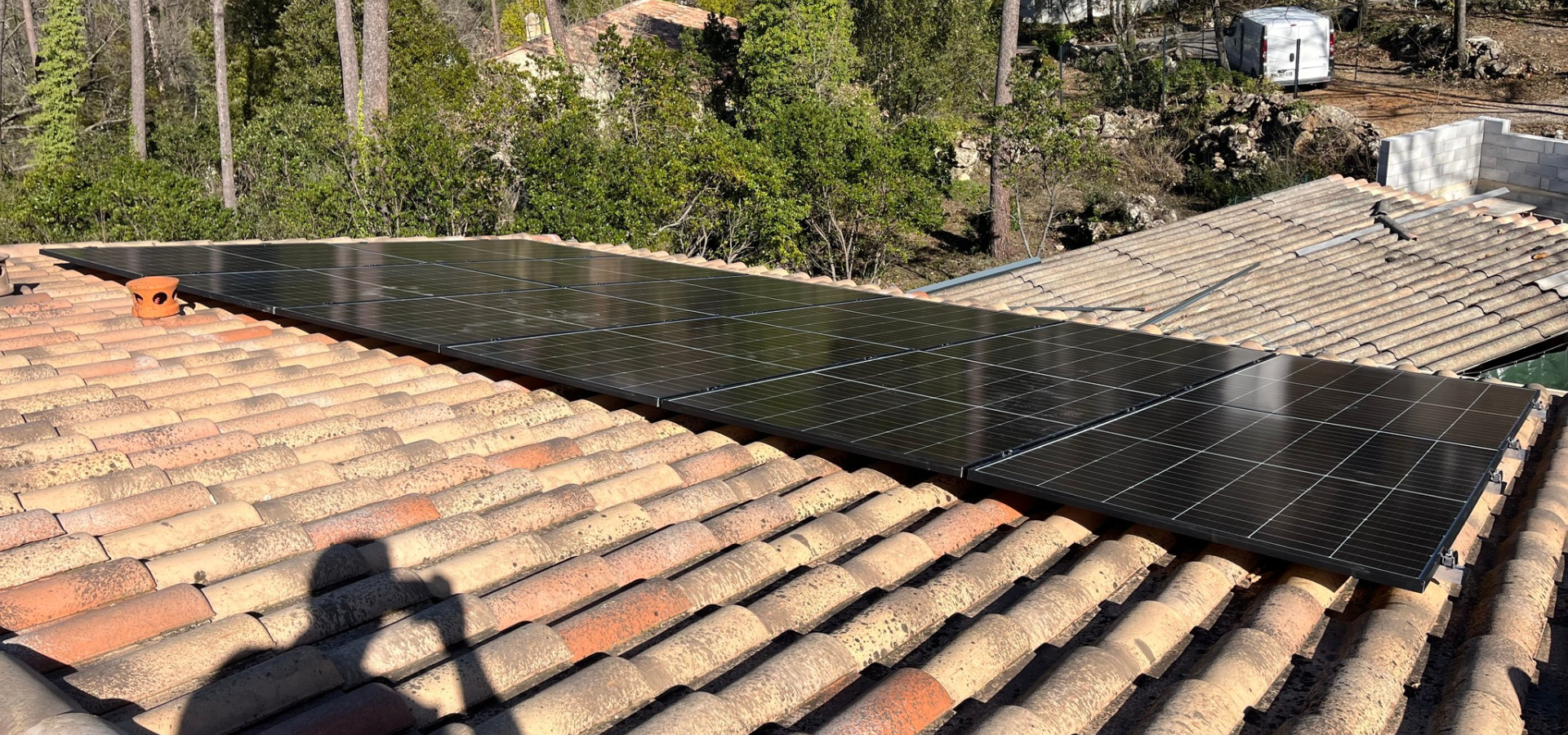 Un toit avec beaucoup de panneaux solaires dessus.
