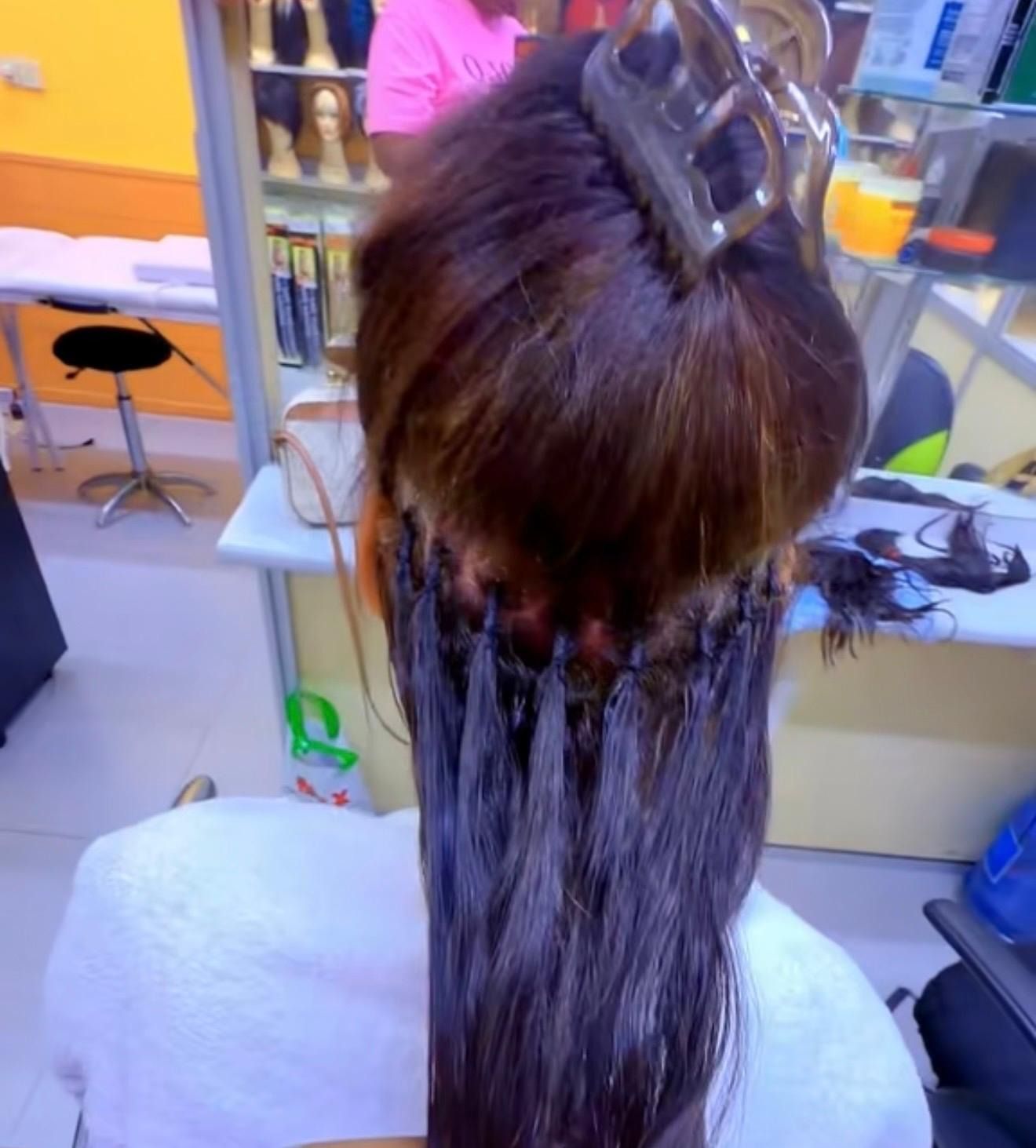Aplicación de tinte para el cabello en la parte posterior de la cabeza de una persona en una peluquería.
