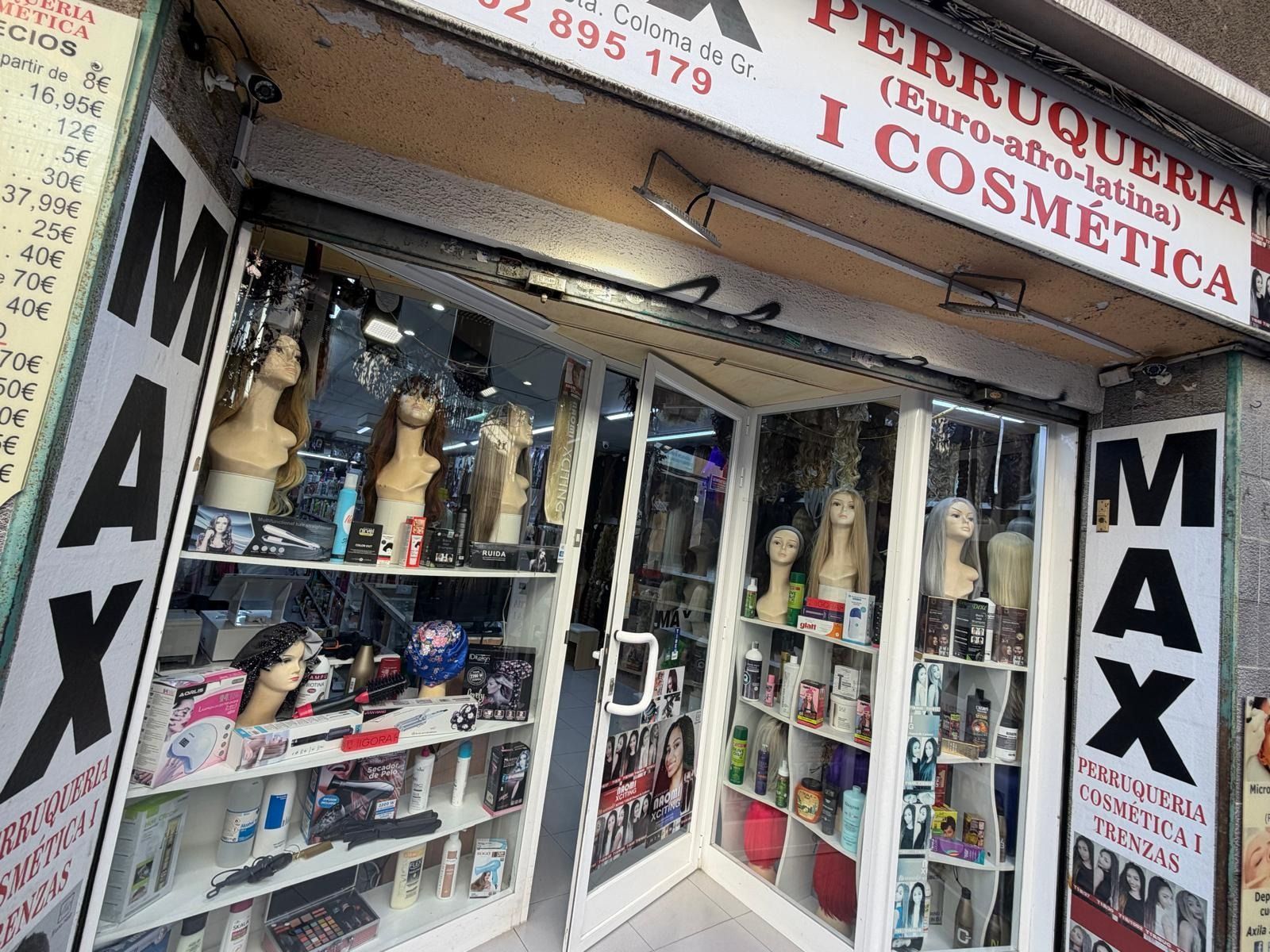 Pequeña tienda de cosméticos con escaparates y grandes letreros que dicen 