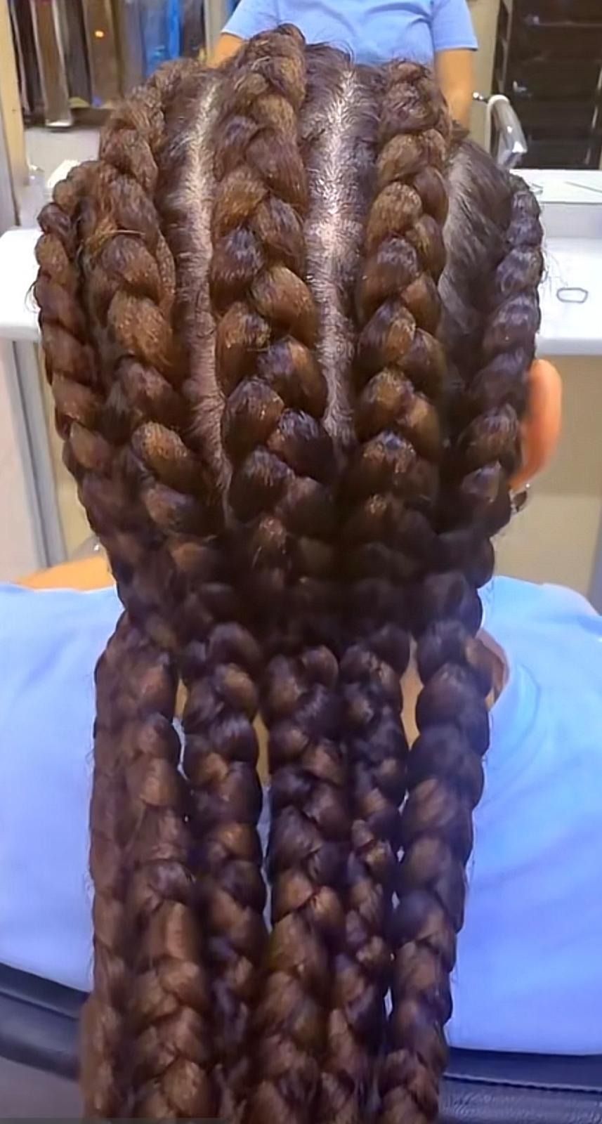 Primer plano de un peinado con gruesas trenzas retorcidas en la parte posterior de la cabeza de una persona.
