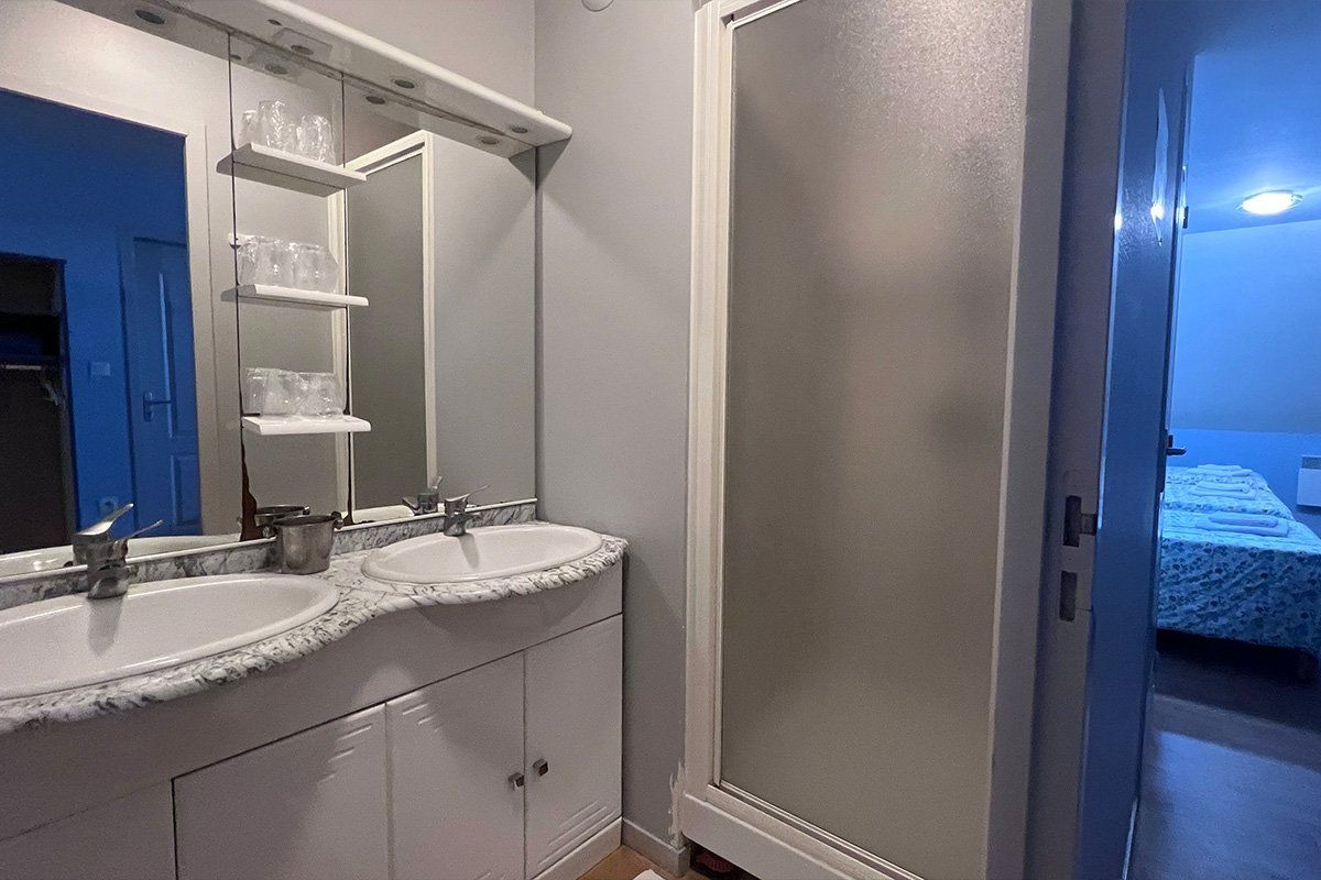 Salle de bains à double vasque