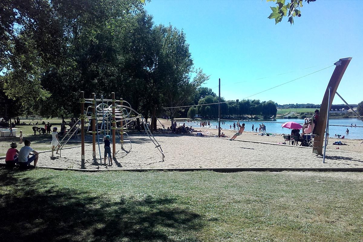 Enfant jouant près du lac dans un parc