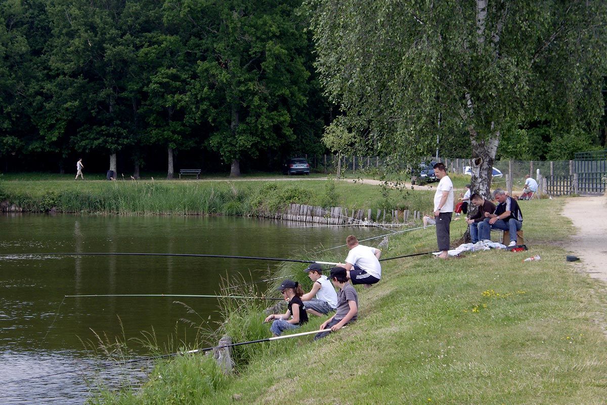 Jeunes personnes pêchant dans le lac de Mansigné