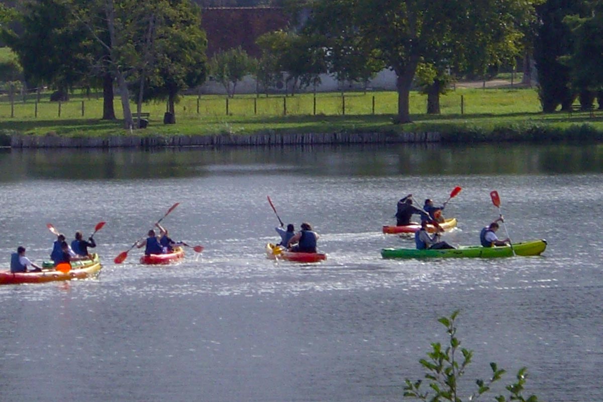 Enfants pratiquant le canoë sur le lac de Mansigné