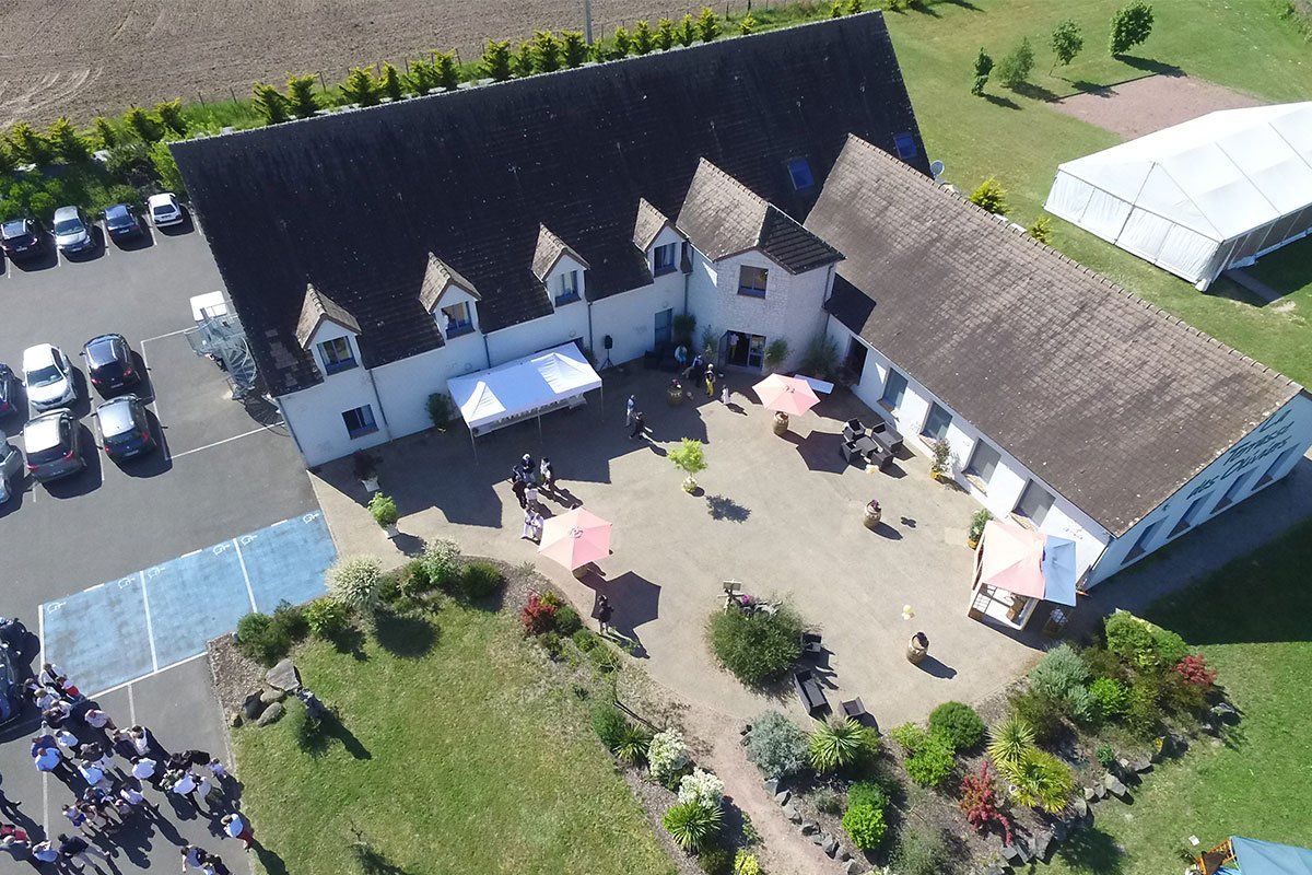 Vue par drone du domaine de la Terrasse des Oliviers pendant un mariage