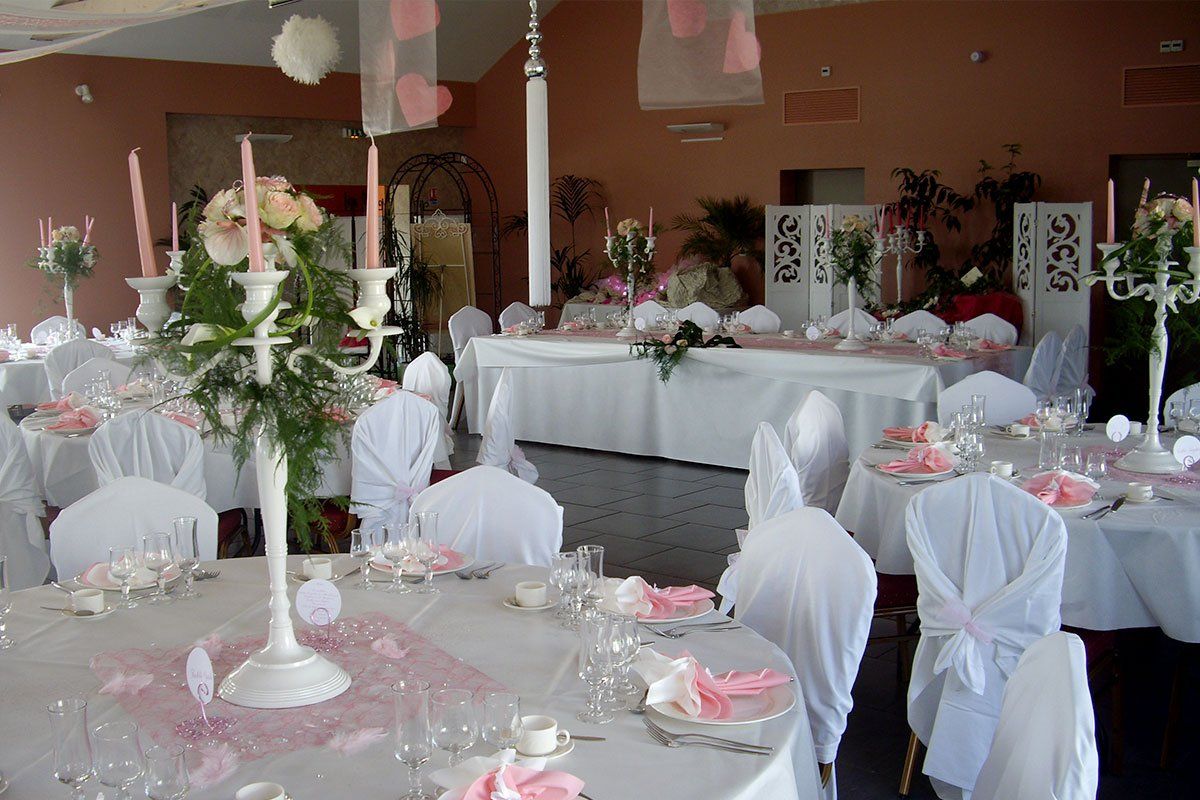 Salle de réception de mariage aux tons roses et blancs
