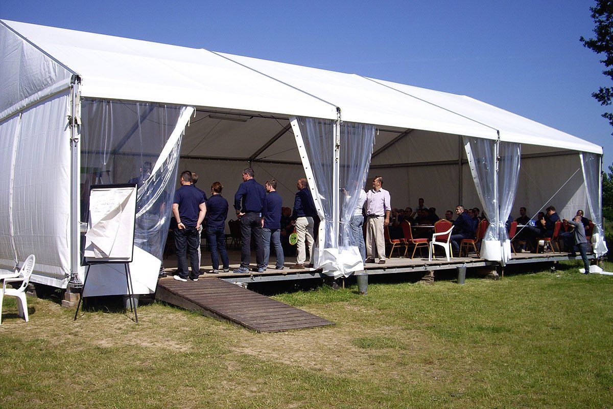 Réunion d'entreprise en extérieur par temps clair