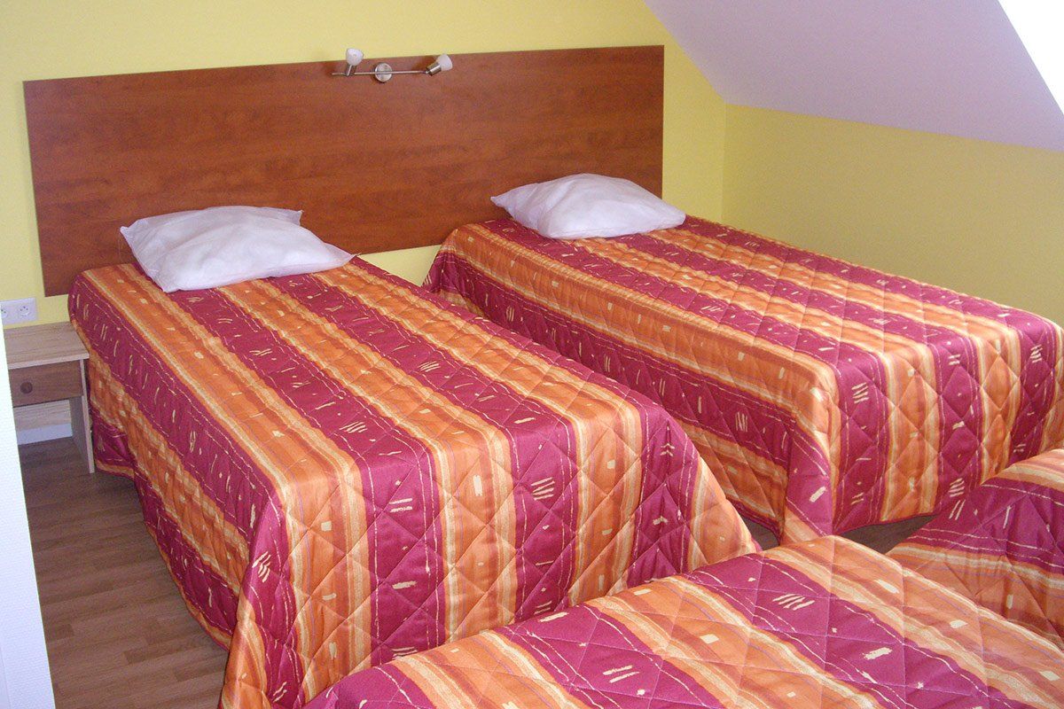 Chambre avec quatre lit simples