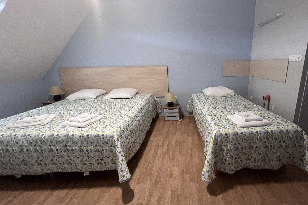 Chambre proposée par le domaine, un lit double et un lit simple
