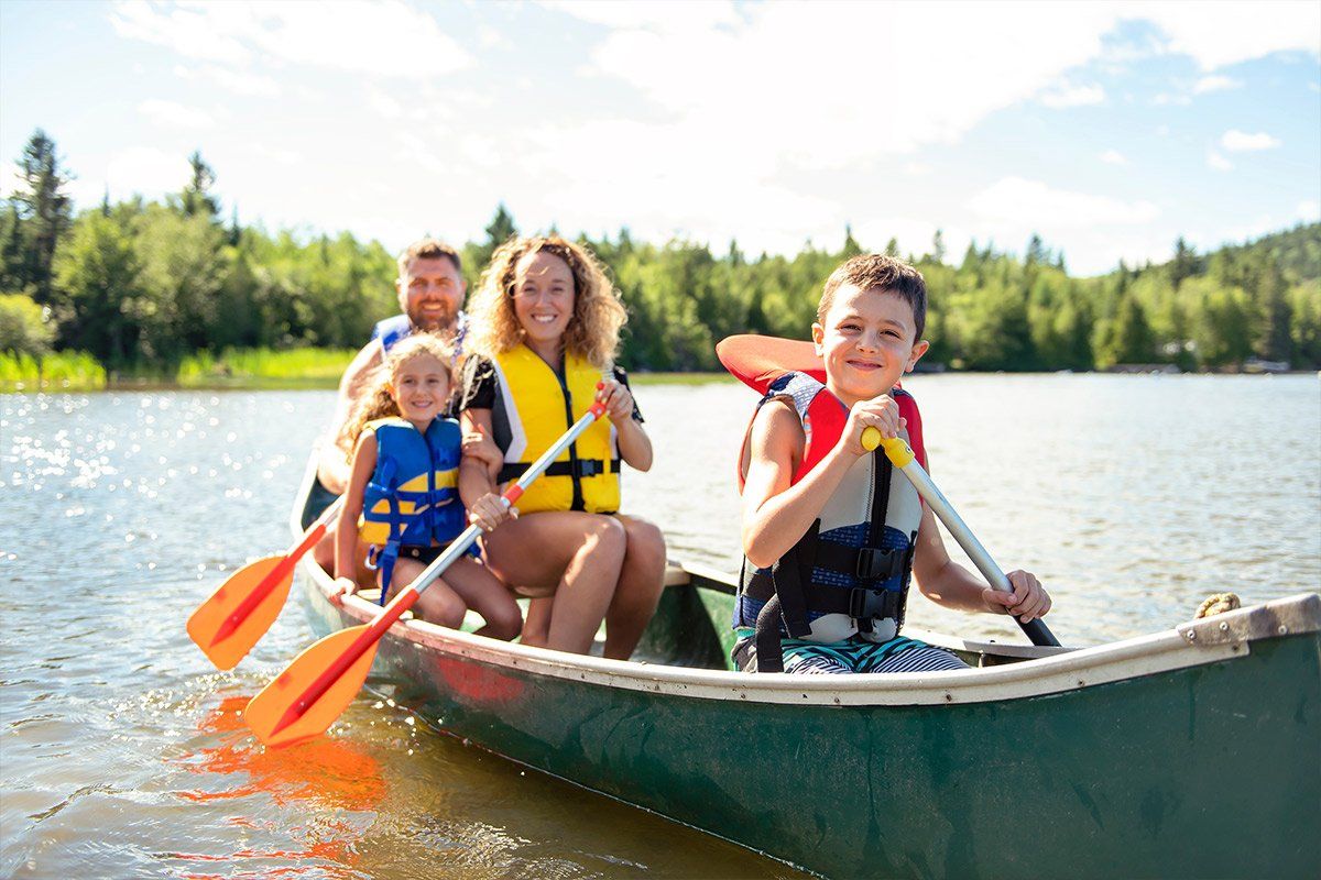 Enfant s'amusant dans le canoë
