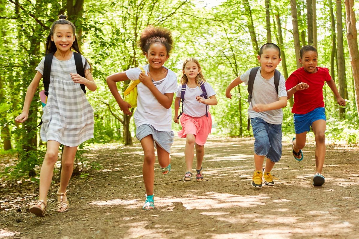 Enfant courant souriant