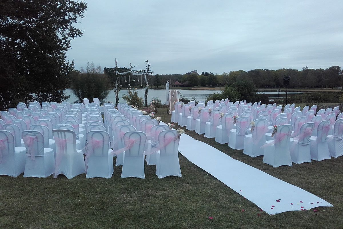 Lieu de la cérémonie devant le lac de Mansigné