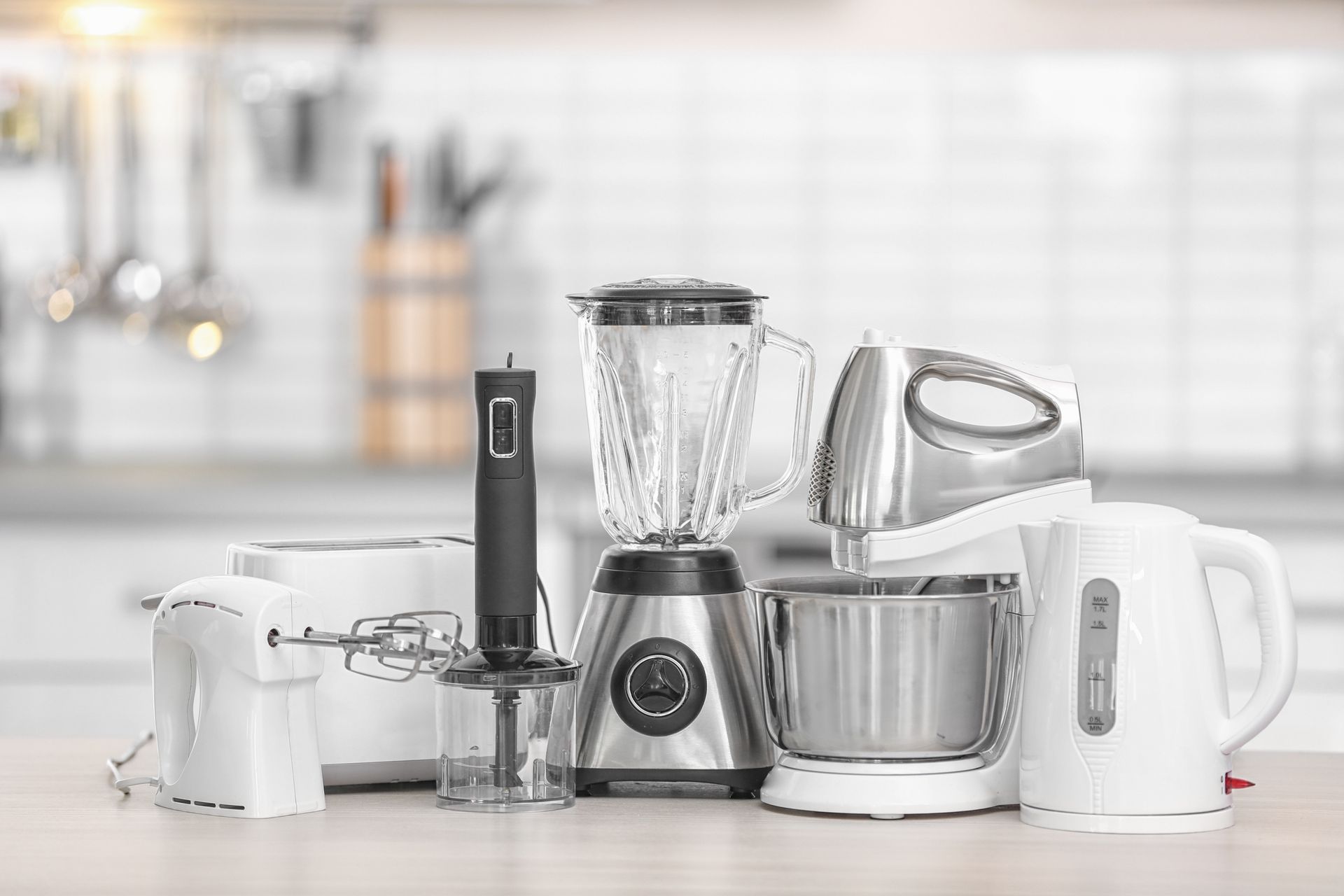 Plan de travail de cuisine avec divers petits appareils électroménagers.