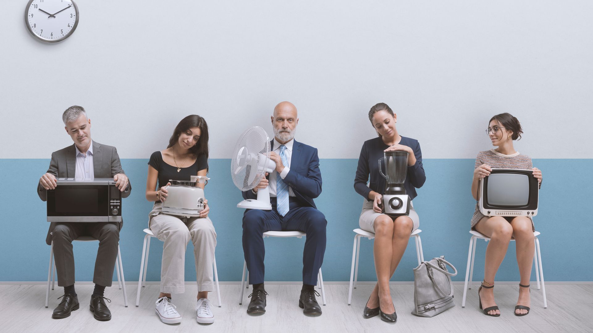 Six personnes assises en rang, tenant ou utilisant des appareils.