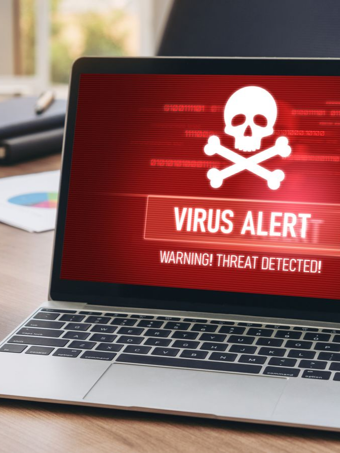 Écran d'ordinateur portable affichant une alerte antivirus rouge.