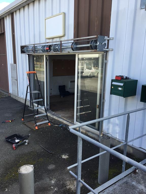 Axe rideau metallique