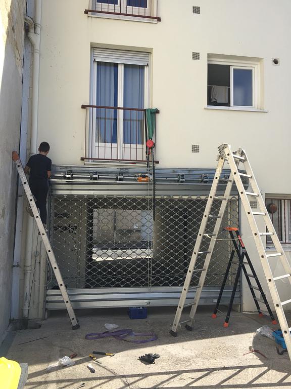 Installation de rideau métallique