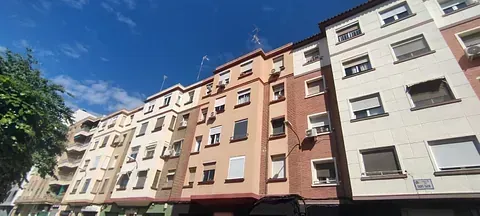 Una hilera de edificios de apartamentos con un cielo azul al fondo.