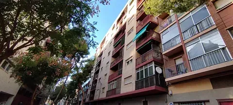 Un gran edificio de apartamentos con muchas ventanas y balcones.