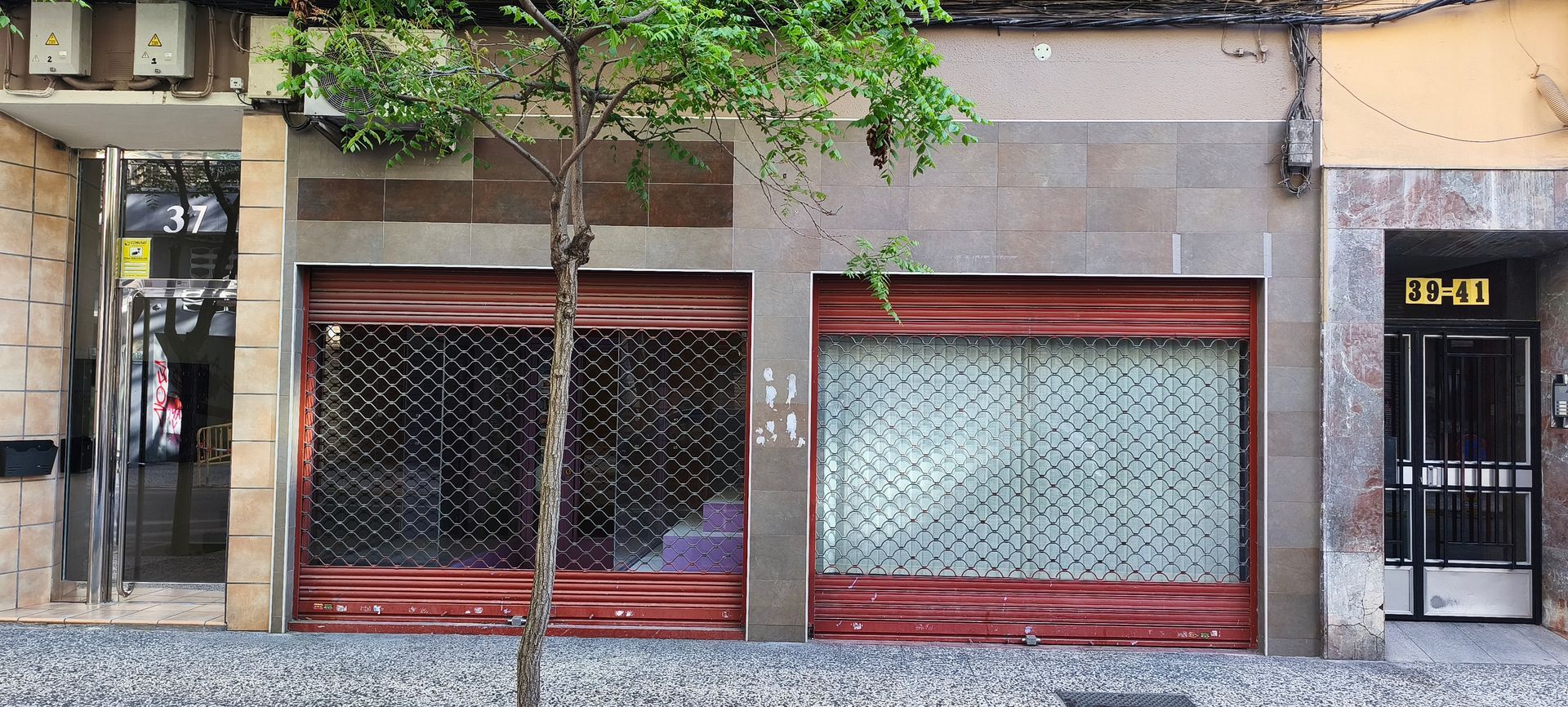 Un gran edificio de ladrillo con muchas ventanas y balcones.