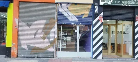 Una barbería con un mural en el lateral.