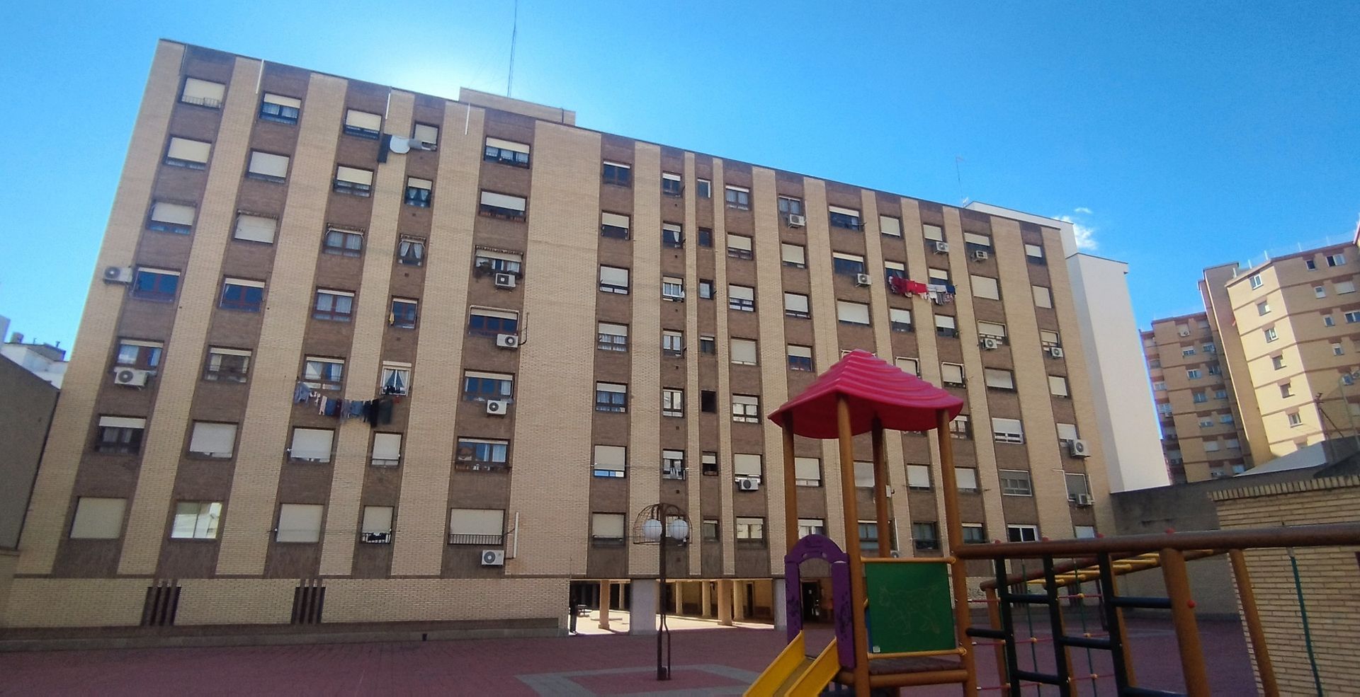 Un gran edificio de ladrillo con muchas ventanas y balcones.