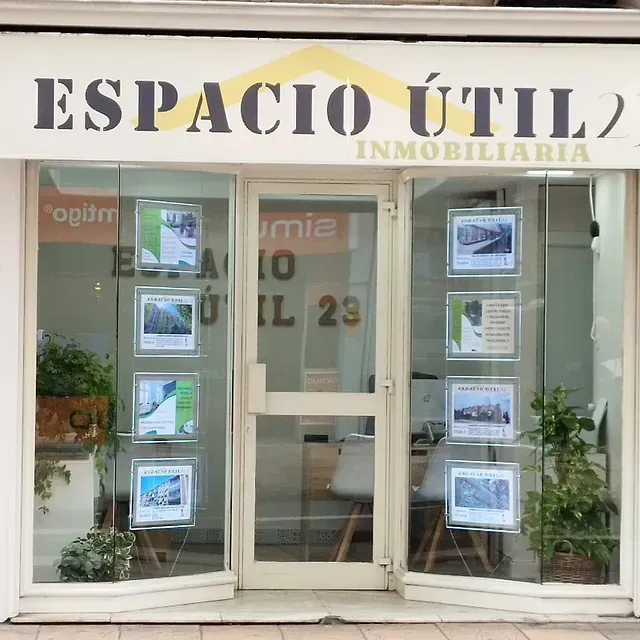 Un escaparate con un cartel que dice espacio útil