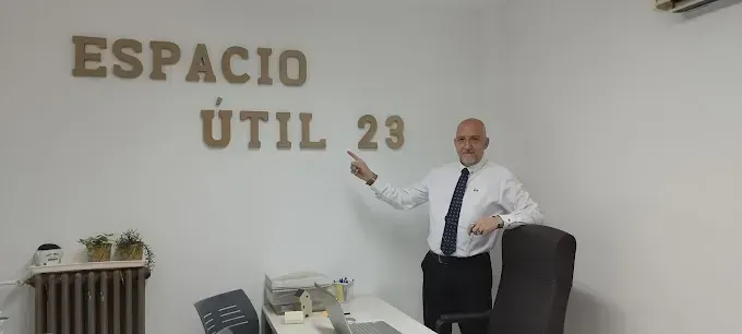 Un hombre parado frente a una pared que dice espacio util 23