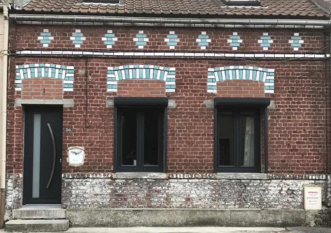 Rénovations de fenêtres grises maison en brique