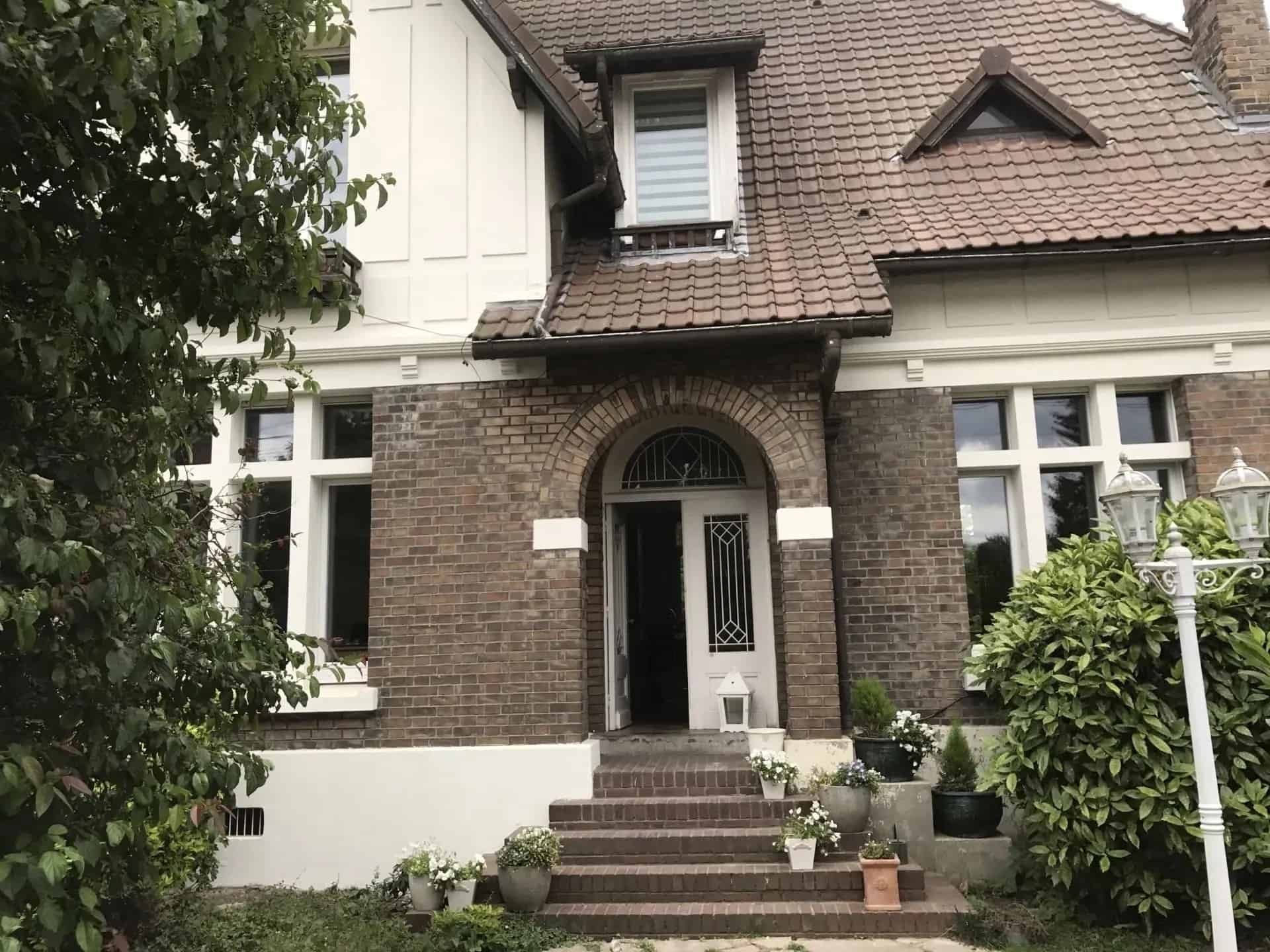 Façade de maison porte et fenêtres de caractère