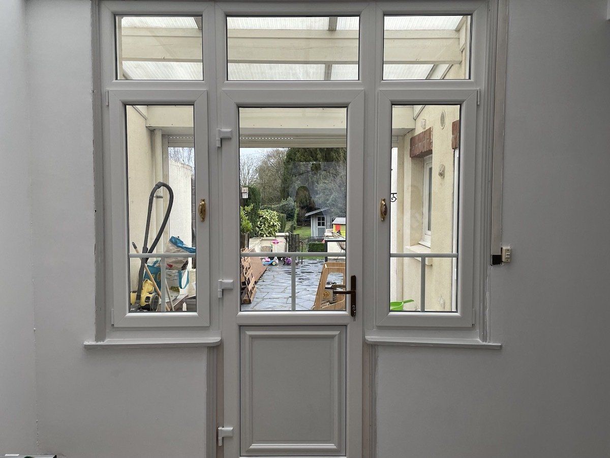 Porte-fenêtre sur mesure blanche en bois