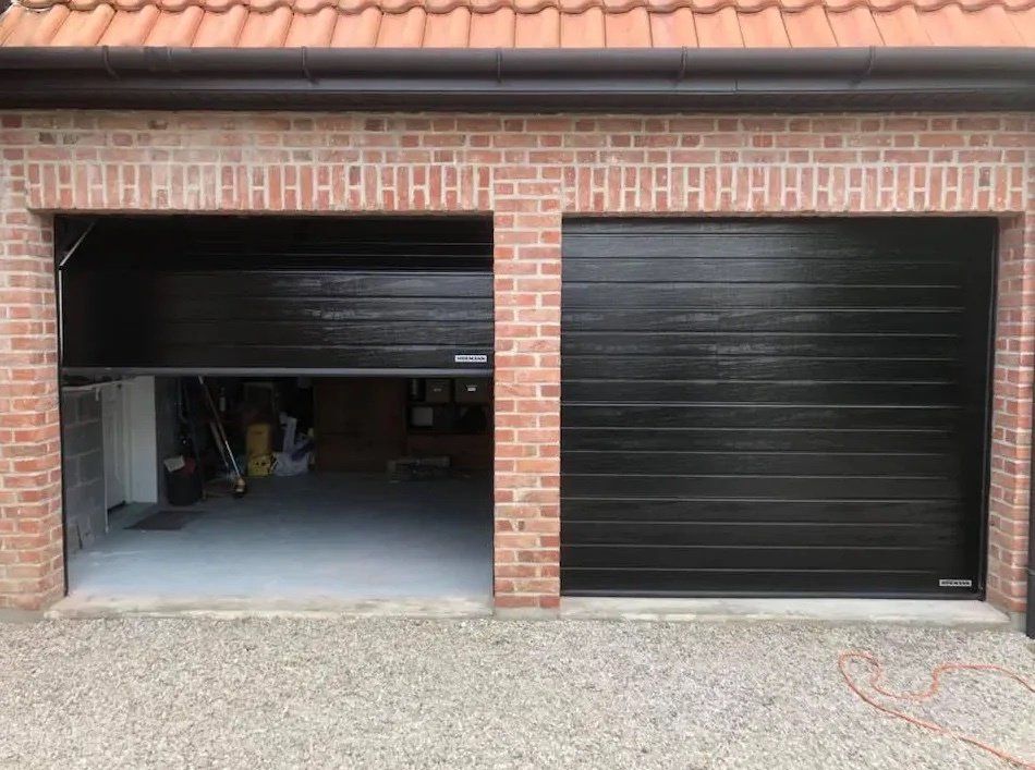 Porte de garage enroulable noire
