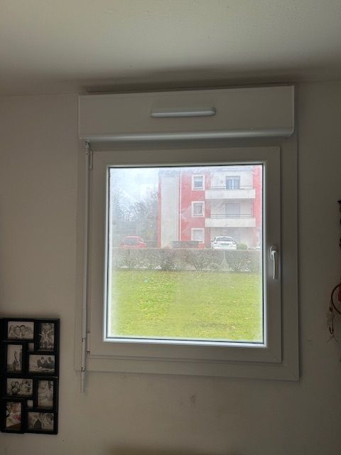 Fenêtre et volet roulant, vue intérieure