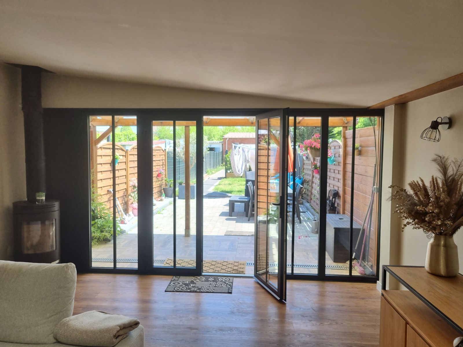 Baie vitrée, porte-fenêtre ouverte