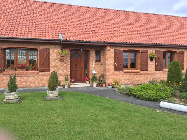 Maison de plain-pied, fenêtres volets bois