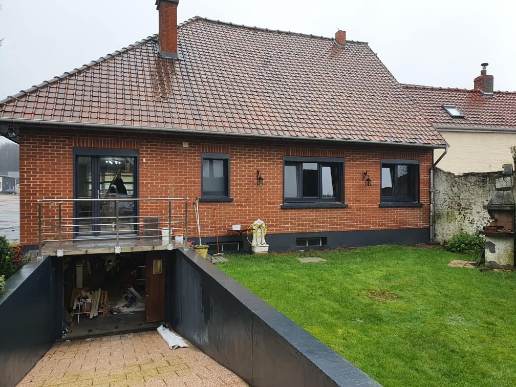 Menuiseries PVC sur maison en brique