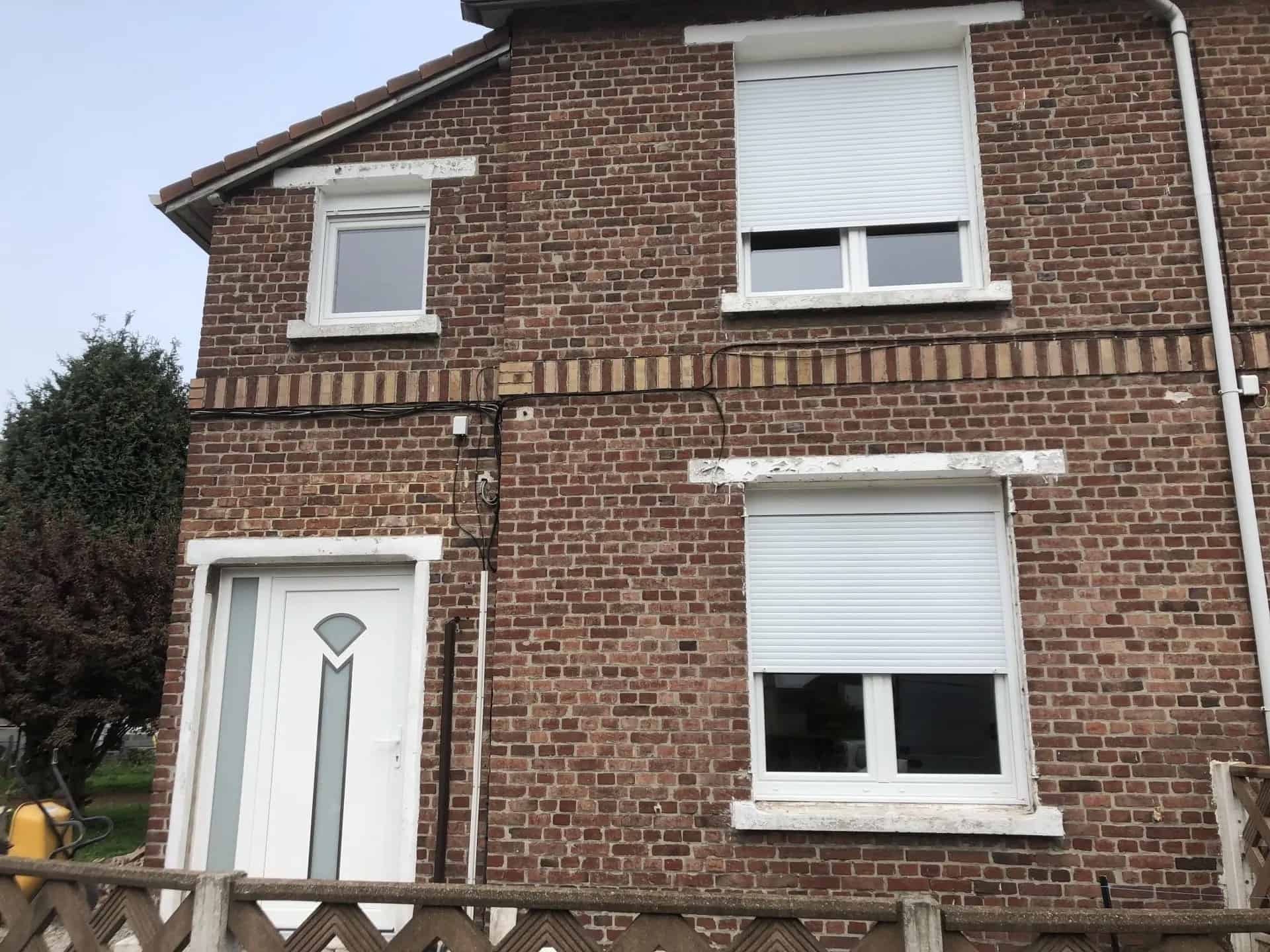 Volets roulants blancs et porte d'entrée PVC