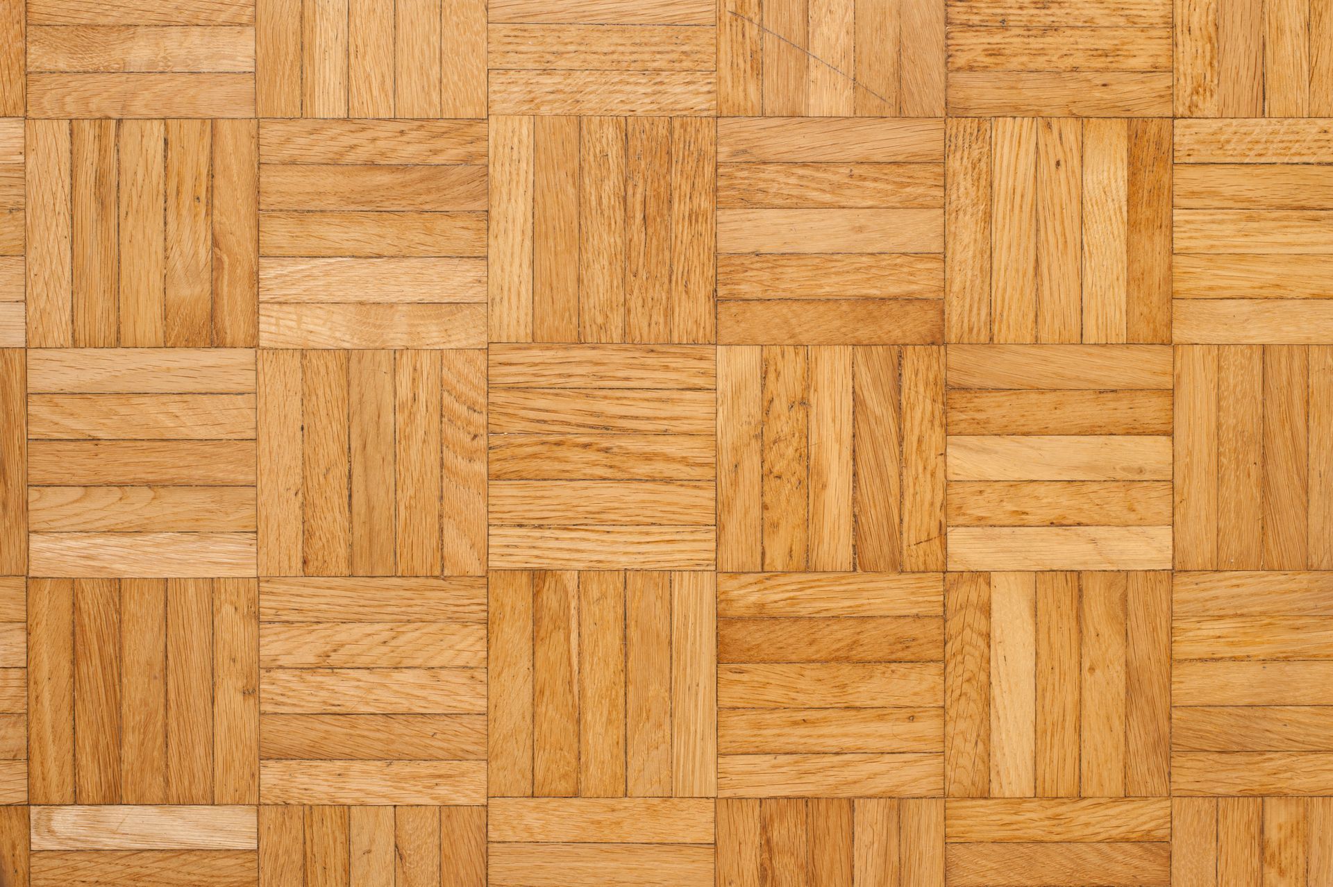 Parquet clair à motif tressé carré.