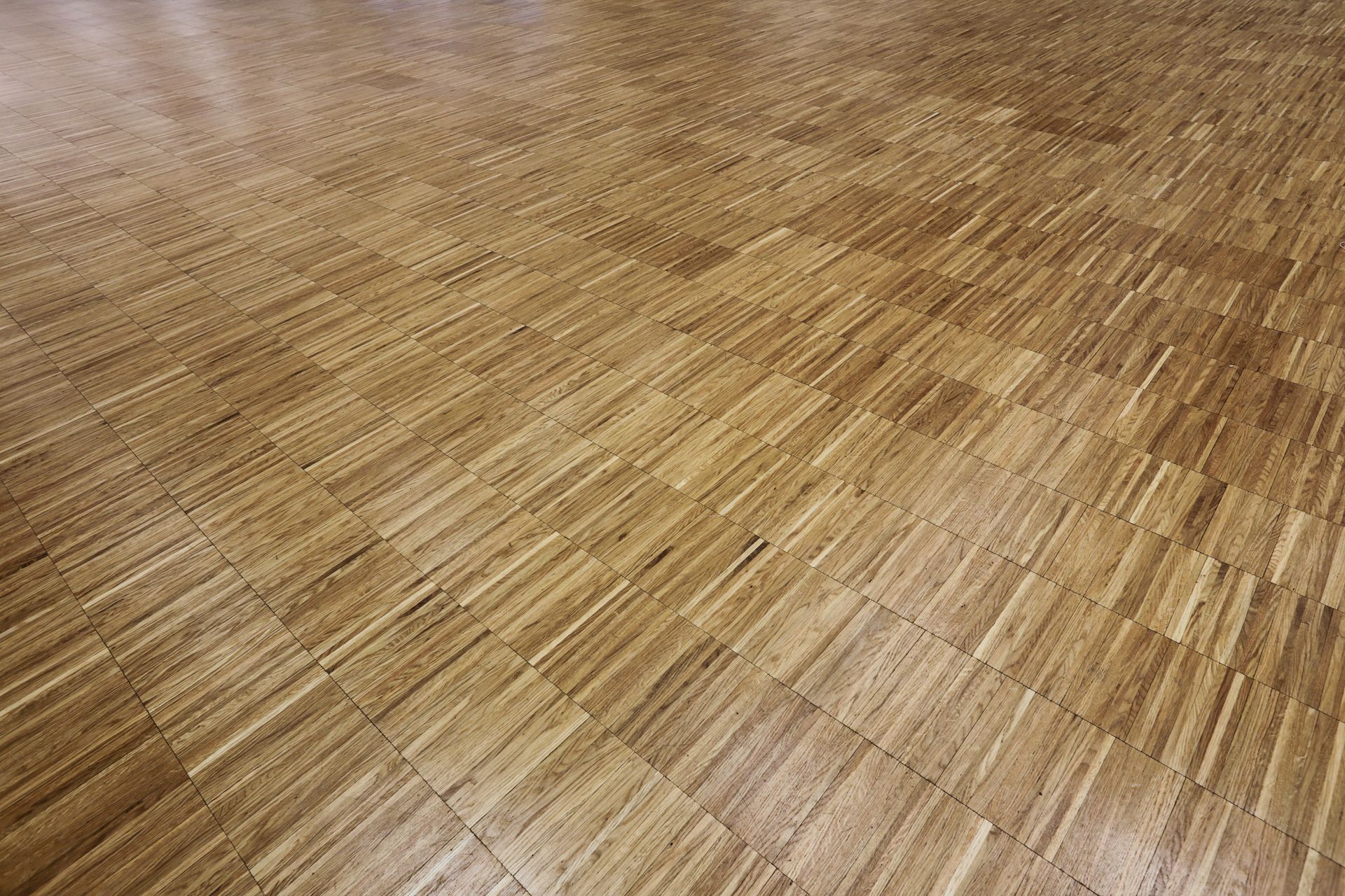 Parquet en bois clair composé de petites lames.