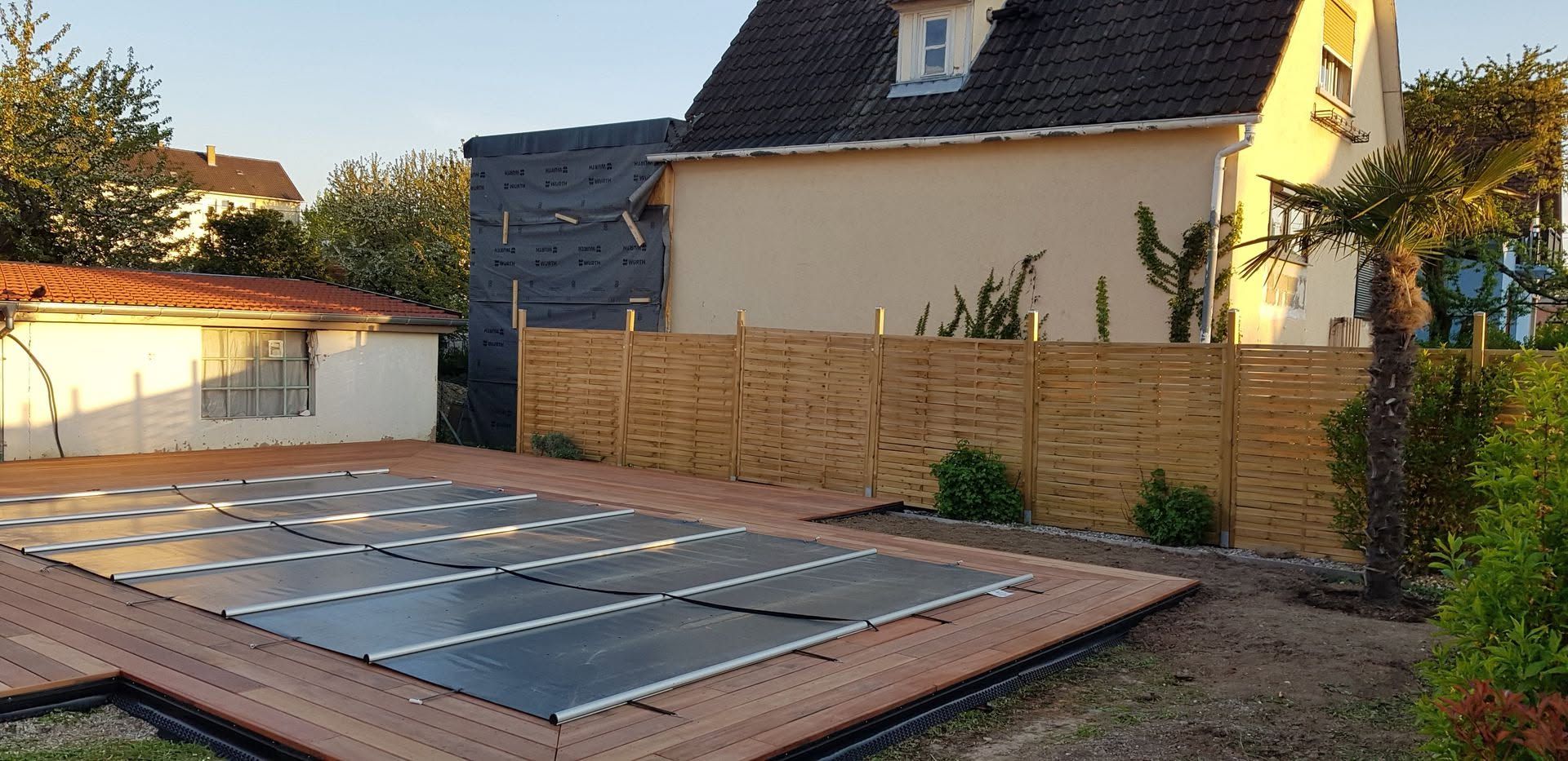 Construction d'une plage de piscine.
