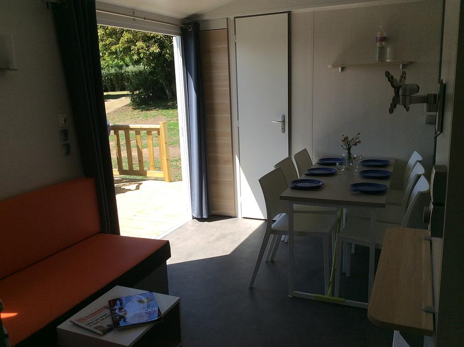 Salon et salle à manger d'un mobil-home à Plougasnou