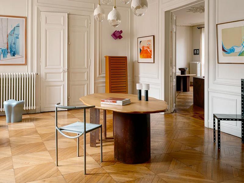 Bureau minimaliste moderne dans un intérieur ancien, rustique-chic