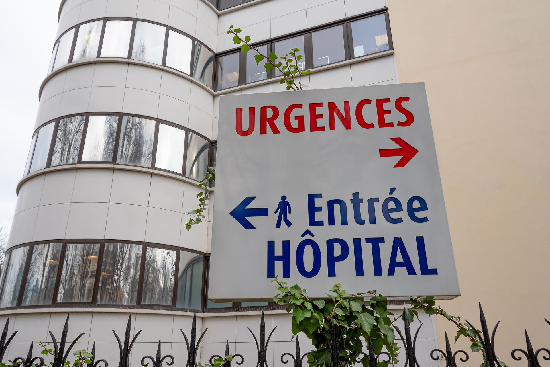 Panneau d'hôpital : Urgences avec une flèche, Entrée Hôpital avec une flèche et un bonhomme bâton.